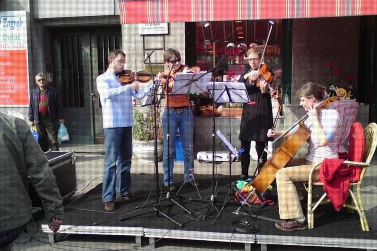 Orkestar svirao Mozarta za kupce i trgovce na placu