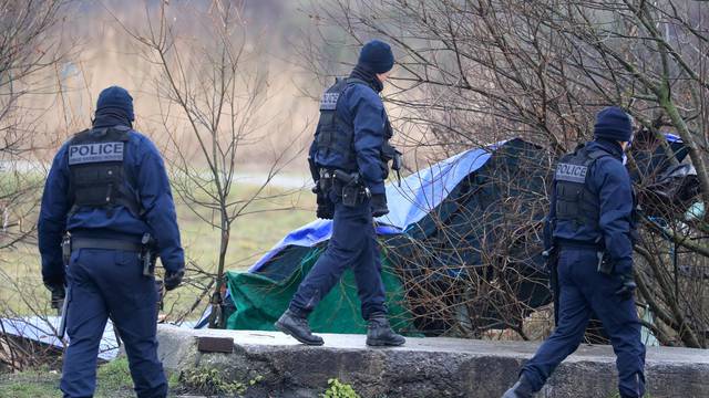 Calais: Pove?ane mjere opreza oko imigracije preko La Manchea, policija zatvara migrantski kamp