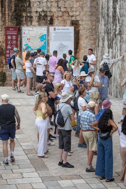 FOTO Zadnji trzaji ljeta: Nakon nevremena u Dubrovniku izašlo sunce, a s njim i brojni turisti