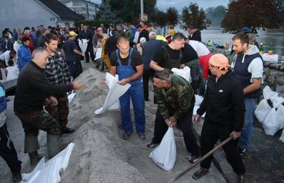 Val prolazi Karlovac, a vodena bujica putuje prema Sisku