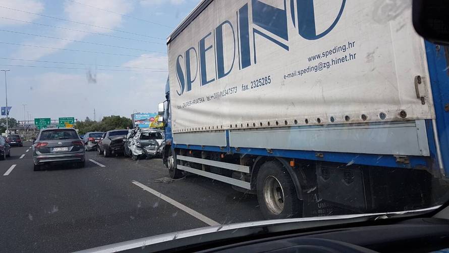 U lančanom sudaru pet auta i kamiona dvoje ljudi ozlijeđeno