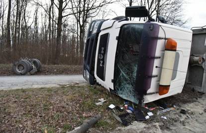 Vozač teško ozlijeđen, kamionu pukla osovina te se prevrnuo