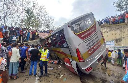 Autobus u Bangladešu sletio u jarak - najmanje 19 poginulih