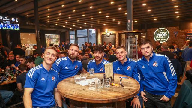 Zagreb: Dinamovi igrači sudjelovali na pub kvizu o Dinamu