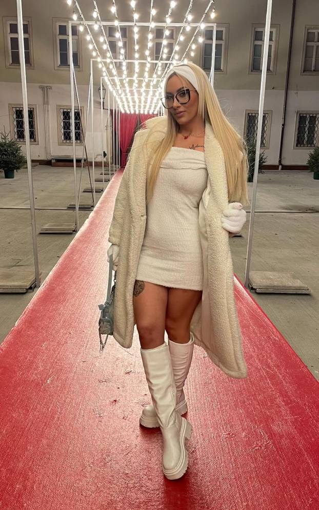 Twerkerica Sarah prošetala na špici novu frizuru: Crna, plava, kratka, duga... Sve je isprobala