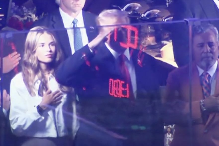 Trump salutira tijekom himne uo&ccaron;i tre&cacute;e utakmice NBA finala