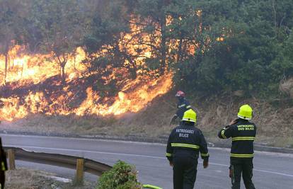 Teška noć pred vatrogascima: Više od 200 ih se bori s vatrom