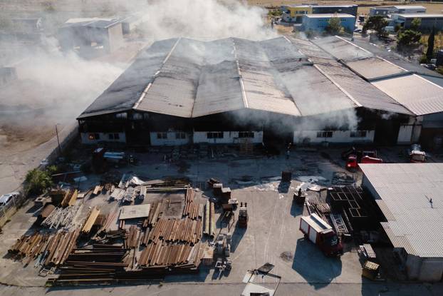 Mostar: Pogled iz zraka na tri hale tvrtke Interkomerc koje su izgorile u požaru