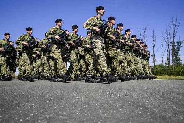 Velika Gorica: Uvježbavanje pješačkih postroja Hrvatske vojske za svečani vojni mimohod