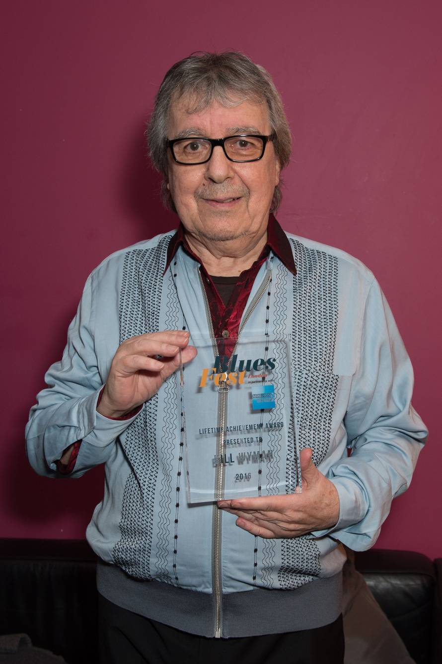 London: Bill Wyman pozirao s nagradom BluesFest Lifetime Achievement 