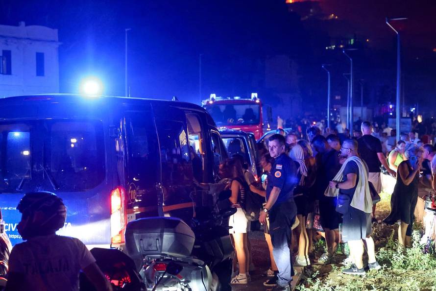 Požar kod Omiša: Evakuiran velik broj turista i mještana, pred vatrogascima je besana noć