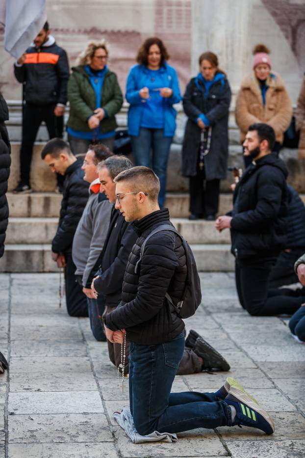 Molitelji su se okupili na Splitskom Peristilu