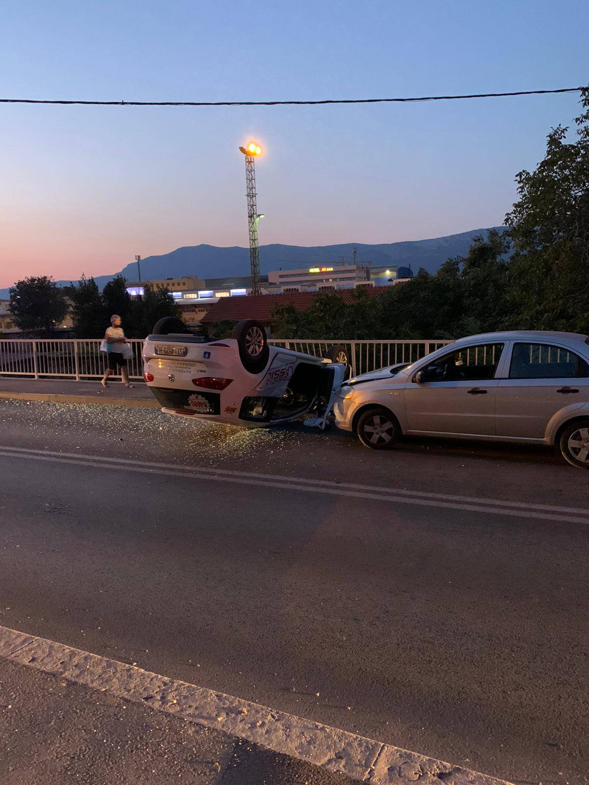 Nesreća u Splitu: Sudar tri auta, vozilo autoškole se prevrnulo