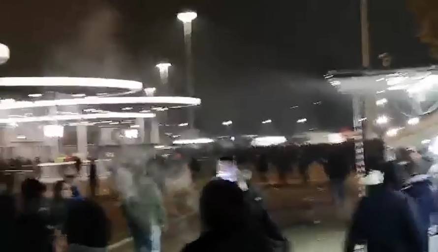 Kaos pred meč Dinama! Letjele baklje i boce, dvojicu su odveli