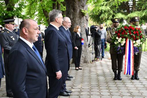 Vijence u Okučanima položili Zoran Milanović, Jandroković i premijer Andrej Plenković