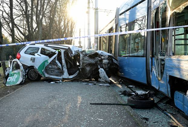 Zagreb: Vozač taksija prevezen u KBC Zagreb nakon što se kod Maksimira sudario s tramvajem