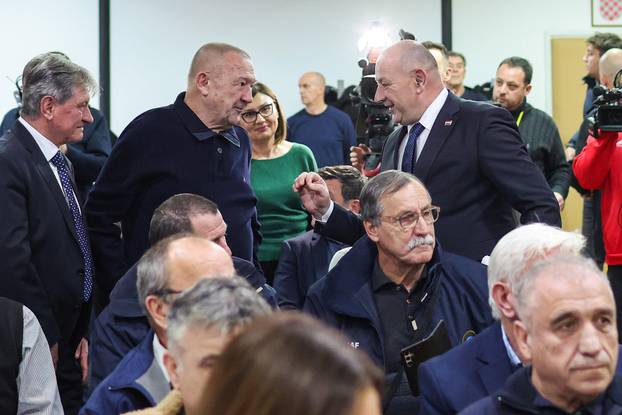 Zagreb: Ministar Tomo Medved uru?io je braniteljske zahvalnice postrojbama iz Domovinskog rata