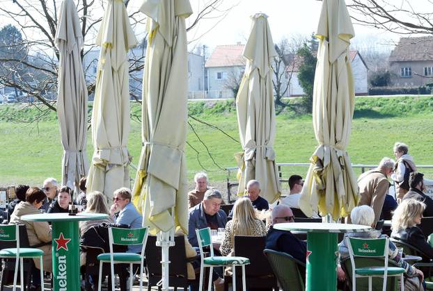 Si&scaron;&cacute;ani u&zcaron;ivaju u sun&ccaron;anom danu na terasama kafi&cacute;a uz Kupu