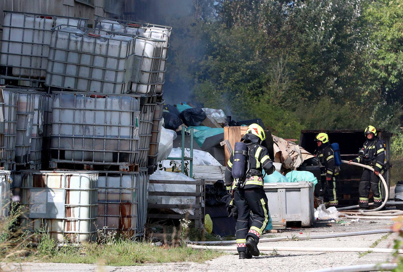 Zagreb: Vatgrogasci se bore s požarom poslovnog objekta na Žitnjaku