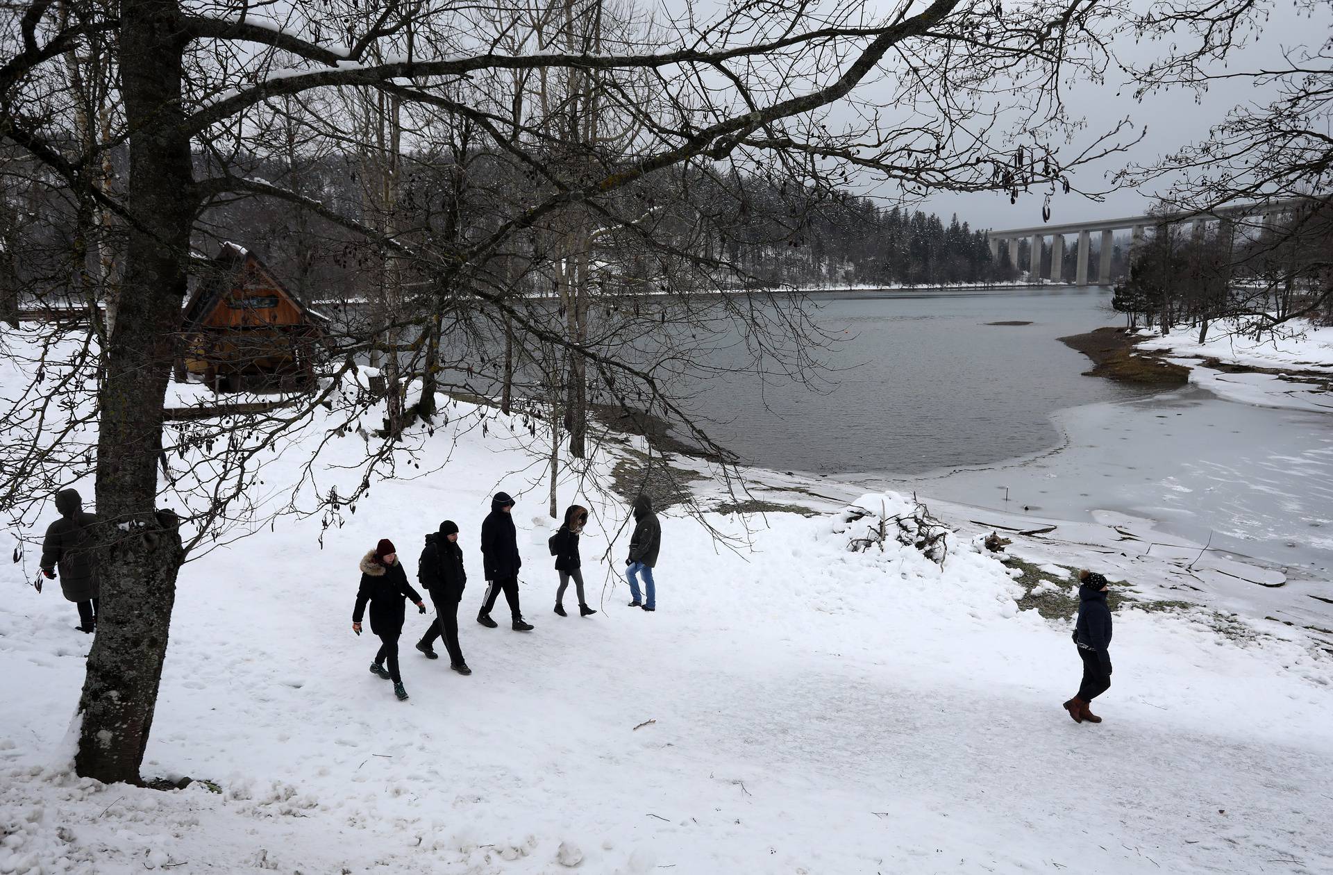 Mnogobrojni izletnici uživali na jezeru Bajer u Gorskom kotaru