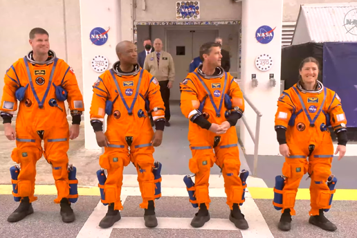 PRATITE U&Zcaron;IVO Astronauti idu prema raketi, do lansiranja  prema mjesecu ima jo&scaron; 4 sata