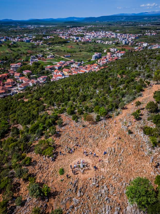 Međugorje: Pogled na Brdo ukazanja iz zraka