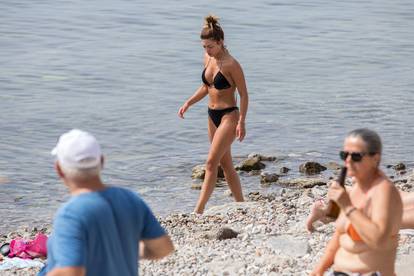 Rijeka: Osvježenje od visokih temperatura ljudi su potražili na plaži