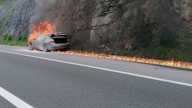 VIDEO Pogledajte kako je na A1 vatra progutala luksuzni auto