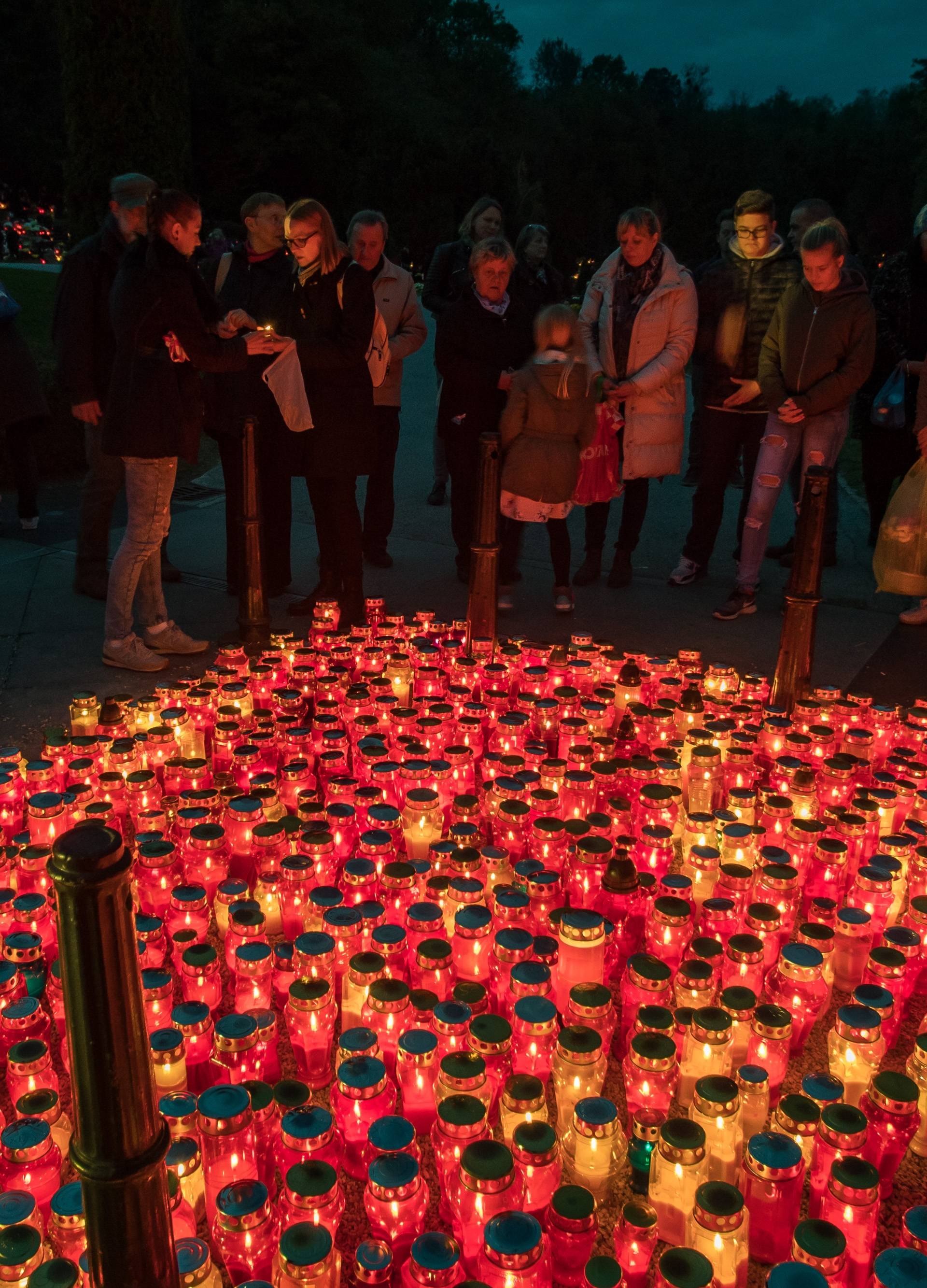 Dan je Svih svetih: Pogledajte fotografije s hrvatskih groblja