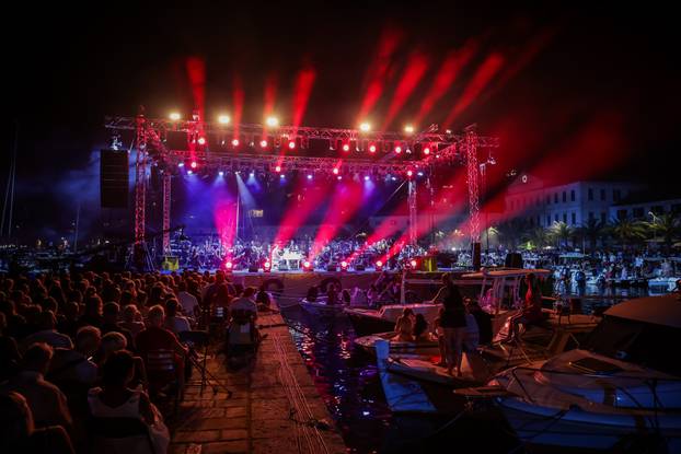 Vela Luka: Tisuće okupljenih na koncertu "Trag u beskraju" u čast Oliveru Dragojeviću