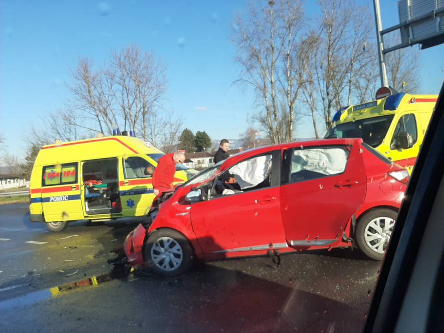 Jedan ozlijeđen u sudaru dva automobila u Novom Zagrebu