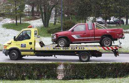 Zagreb: Nije bio vezan i zabio auto u stup rasvjete 