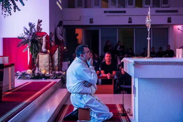 Split: U crkvi Srca Isusova održano je klanjanje za mlade kao odgovor na Noć vještica