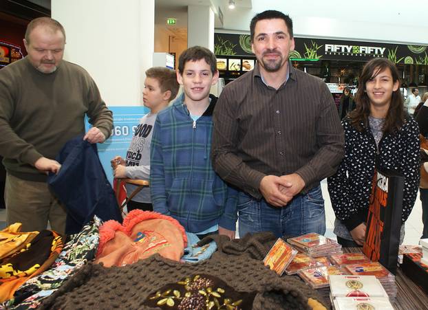 Zagreb: Poznati prodavali na humanitarnom fashion buvljaku 