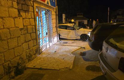 Nesreća u Kaštelima: Vozač se BMW-om zabio u zid kuće