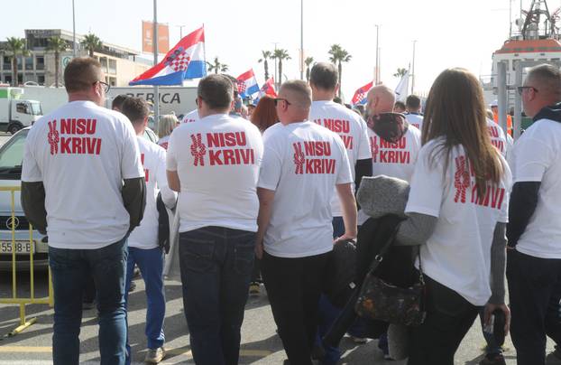 Split: Nezavisni sindikat pomoraca putničkih brodova Hrvatske (NSPPBH) organizirao mirno okupljanje