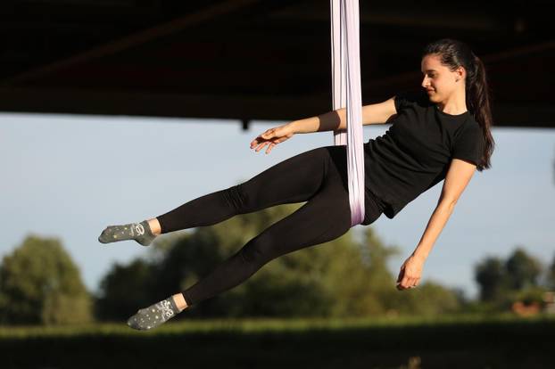 Čarobni ples na svili: Predivne siluete ispod mosta Mladosti