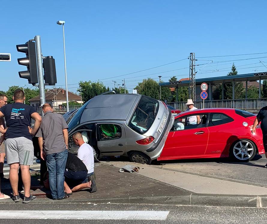 Prolaznici okretali zgnječeni auto kako bi izvukli vozača van
