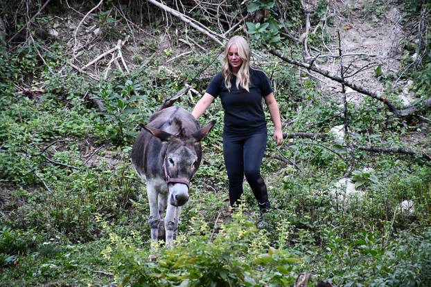 FOTO Kokoši, peseki, konji... Evo što sve skriva Enin ranč pun ljubavi: 'Oni su moji ljubimci!'