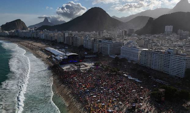 Fans of Lady Gage Hugs to her free concert in Rio