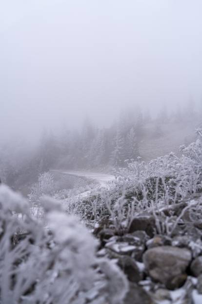 FOTO Snijeg je zabijelio Zavižan