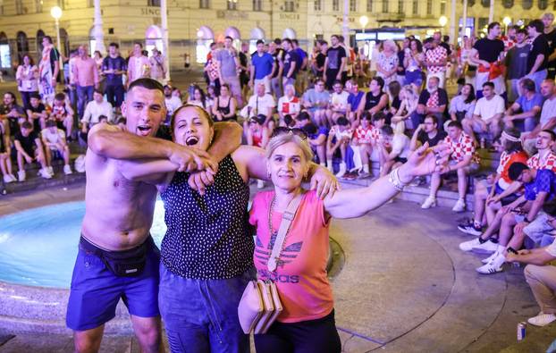 Zagreb: Navijači prate utakmicu na Trgu bana Jelačića