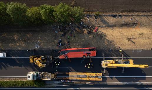 Prve fotografije s mjesta strave u Ma&dstrok;arskoj. Ovdje je autobus sletio s ceste. Dvanaest mrtvih!