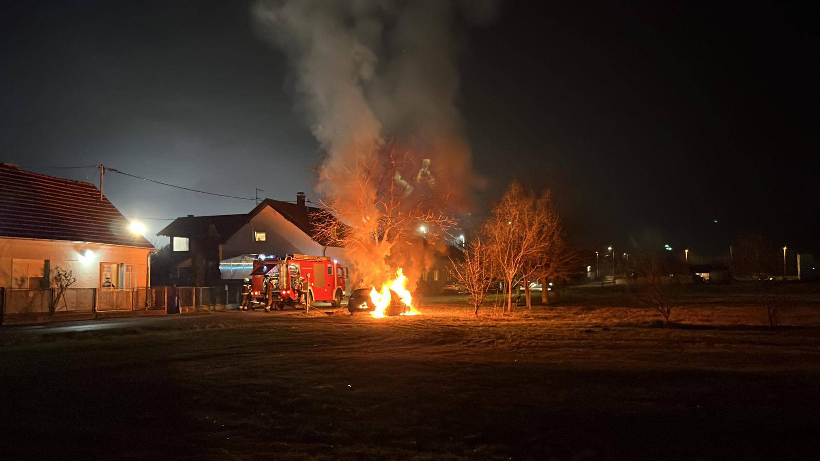 VIDEO Ispred kuće im izgorio auto: 'Čuli smo jaku detonaciju'