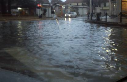 Brodom kroz Biograd: Jaka kiša poplavila je gradske ulice