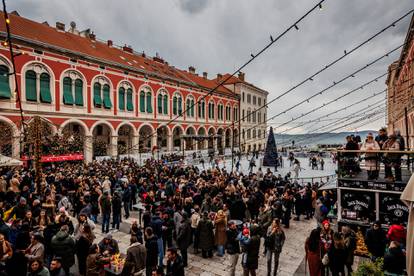 FOTO Blagdanska čarolija na splitskim Prokurativama: Grad pun ljudi, veselje i božićni duh