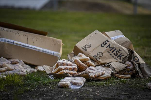 Zagreb: Uz jezero Bundek i dalje stoje hrpe otpada s koncerta i bačene hrane
