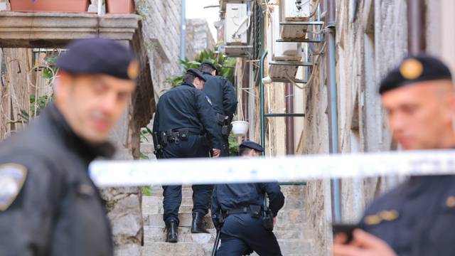 Dubrovnik: Uz interventnu policiju deložirana obitelj Šari? iz gradskog stana