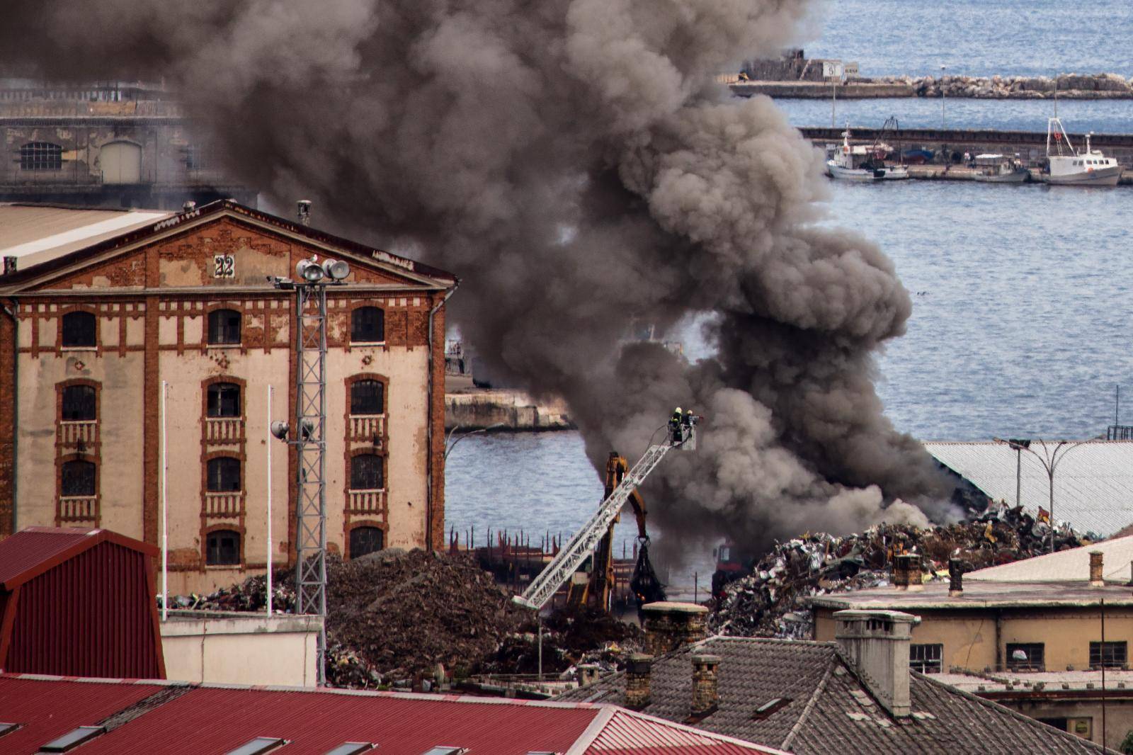 Rijeka: U teretnoj luci gorio metalni otpad