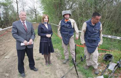 Adlešič obišla minsko polje i pirotehničare kraj Siska